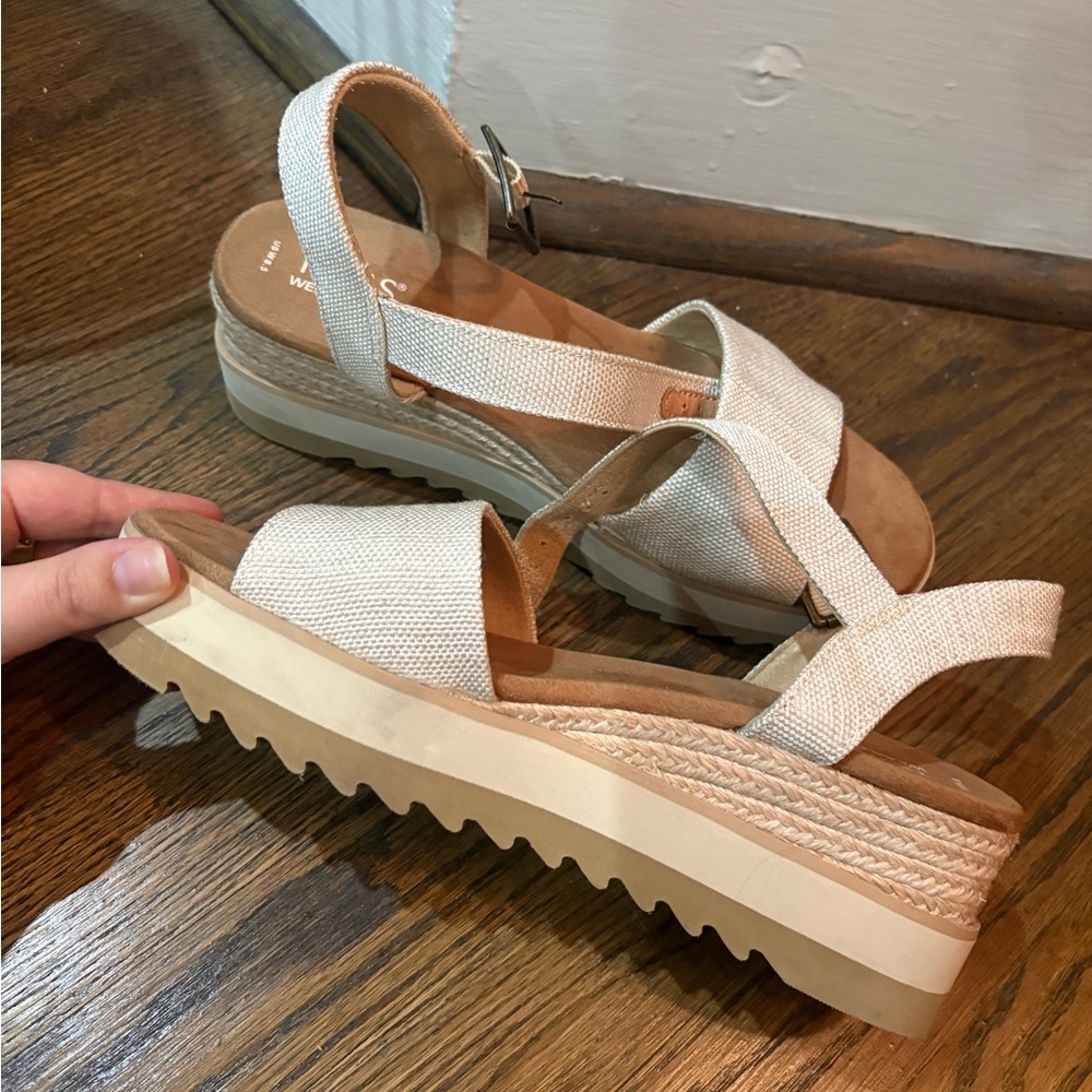 Tom’s Sandals 8.5